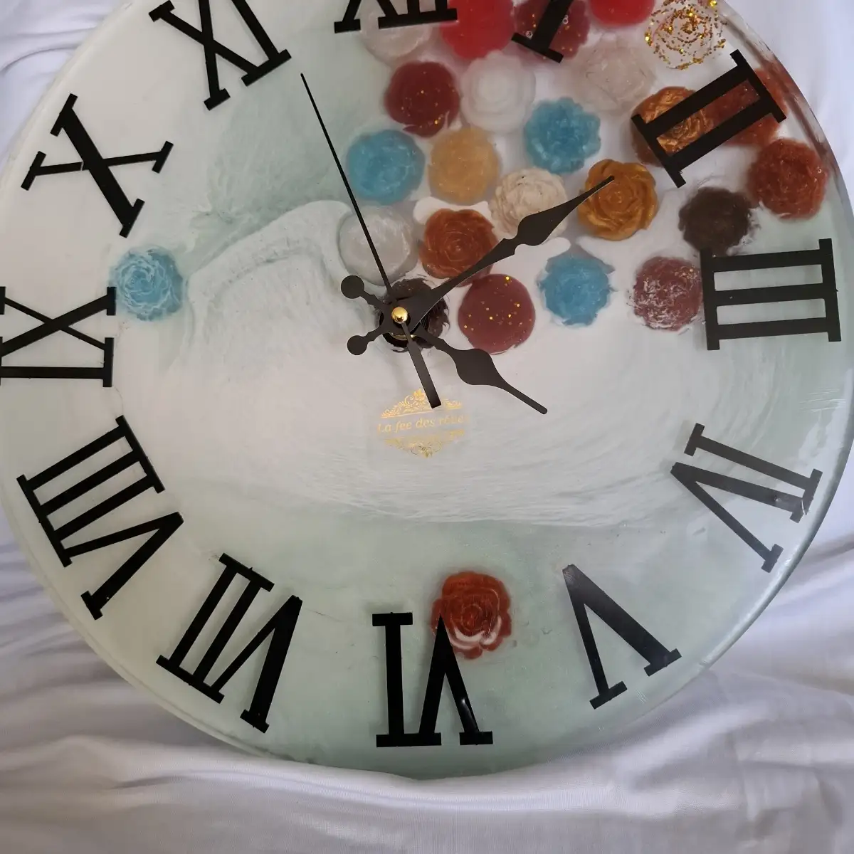 Pendule fleurs resine