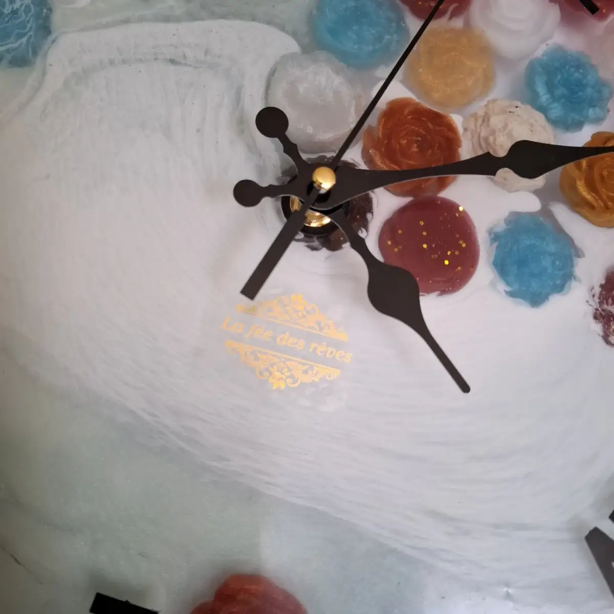 Pendule fleurs resine