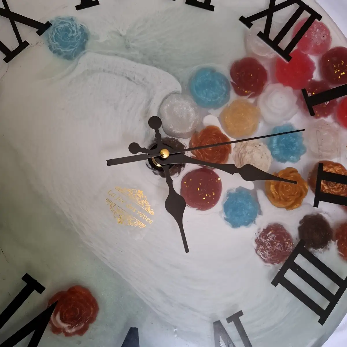 Pendule fleurs resine